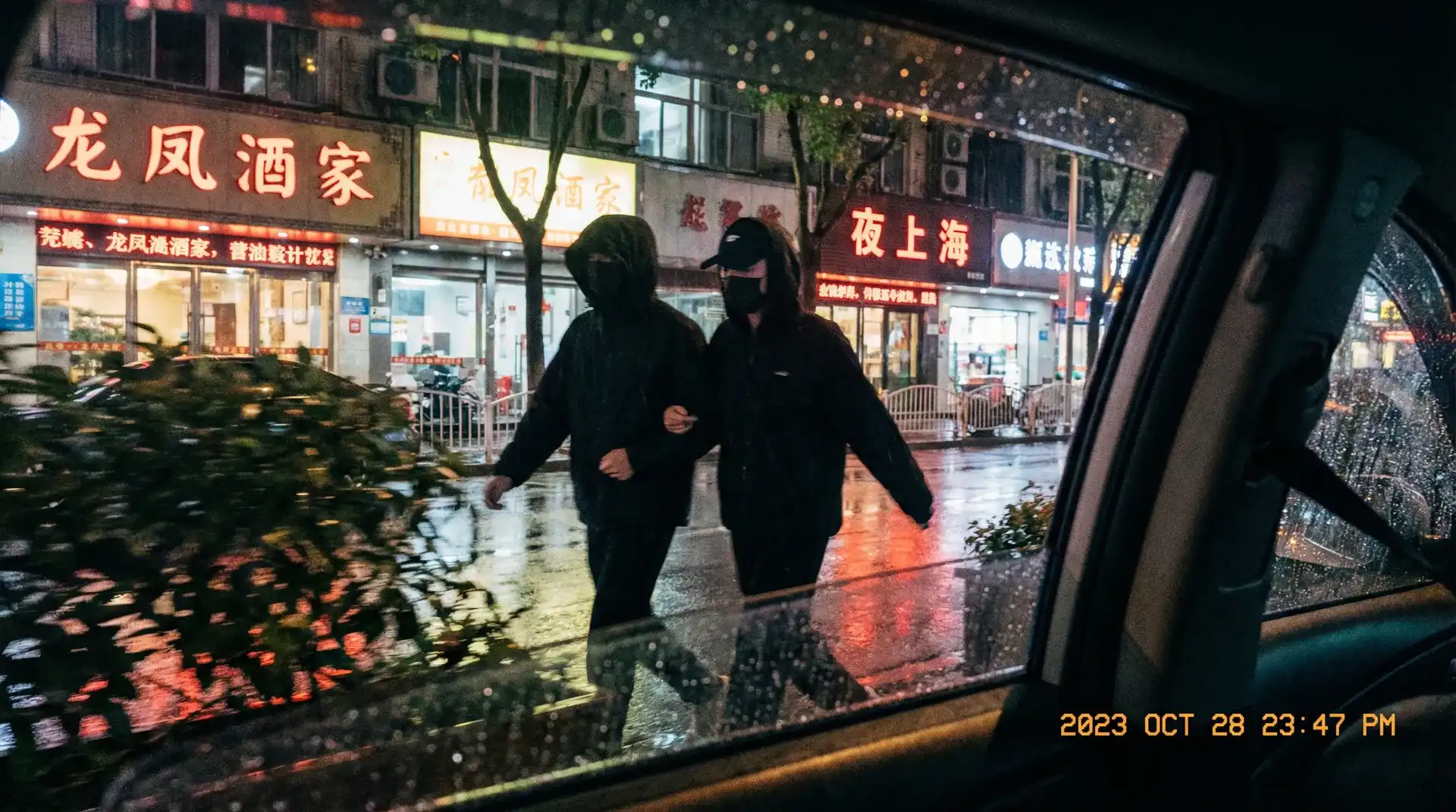 51短视频 - 每日更新合集，发现更多精彩片段 - 顶流明星深夜密会现场抓拍照片